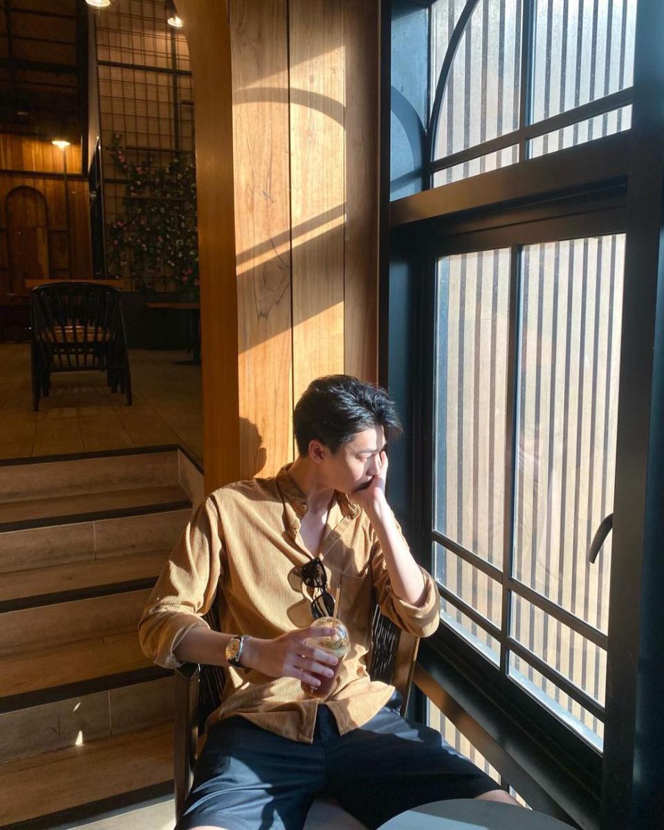 outfit cowok bumi ala Dew Jirawat (instagram.com/dew_jsu)