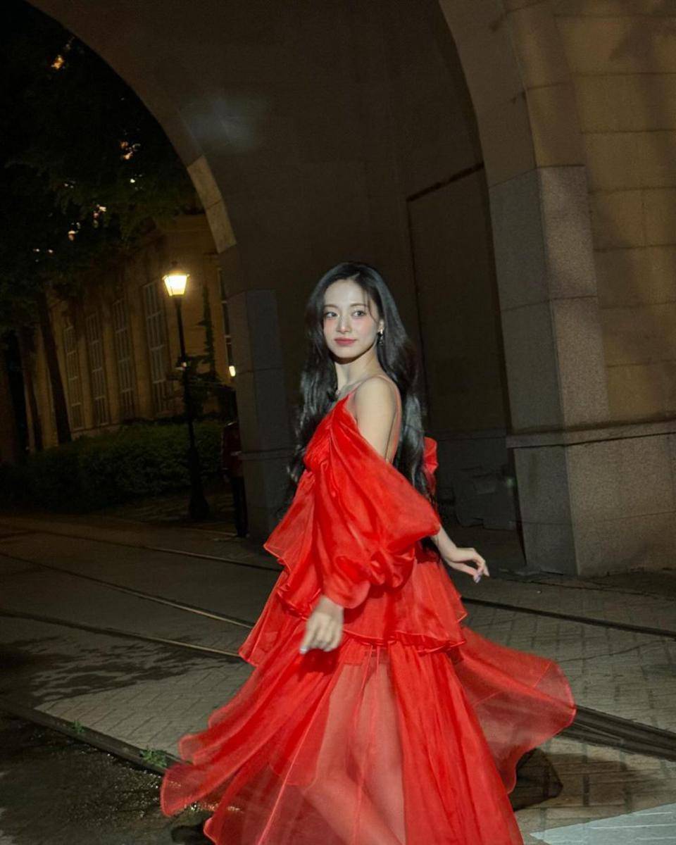 Tzuyu (instagram.com/thinkaboutzu)
