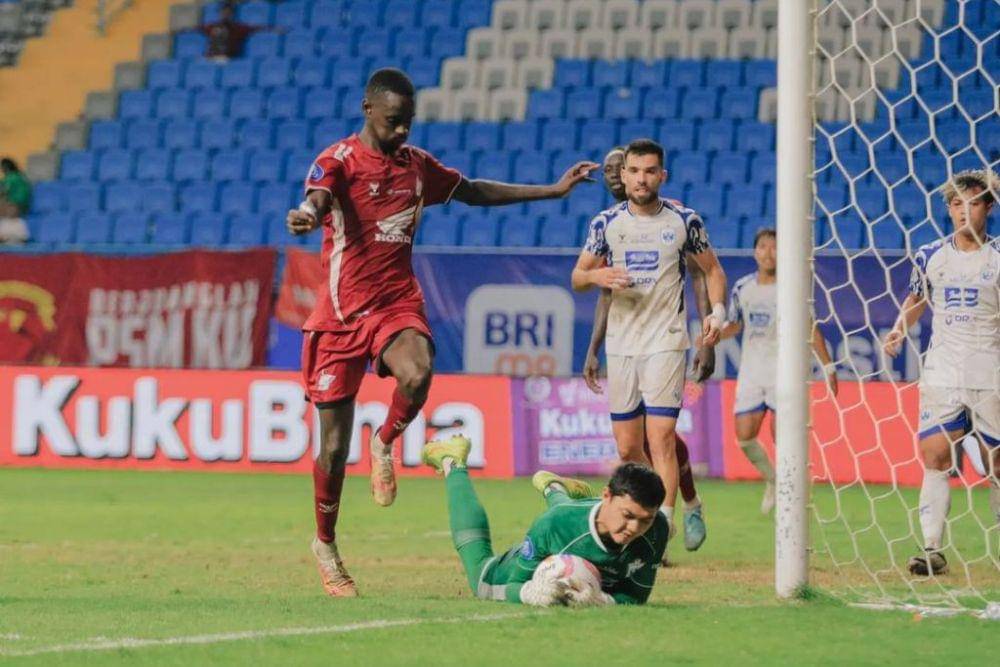 Salah satu momen pertandingan pekan keenam BRI Liga 1 2024/25 antara PSM Makassar versus PSIS Semarang yang berlangsung di Stadion Batakan Balikpapan pada Jumat 20 September 2024. (Instagram.com/psm_makassar)