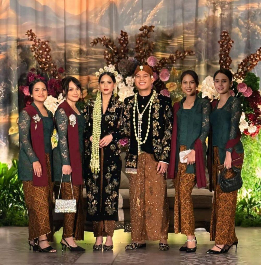 Gaya Busana dan Makeup Resepsi Dhabitannisa Auni, Istri Nino RAN