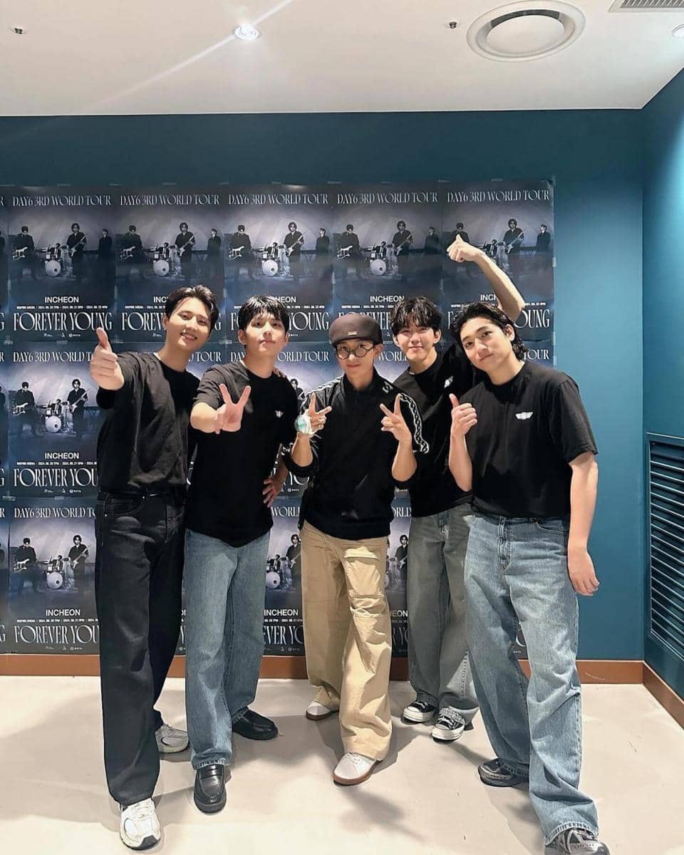 potret member DAY6 bersama DK SEVENTEEN di balik panggung konser FOREVER YOUNG DAY6 di Incheon (instagram.com/dk_is_dokyeom)