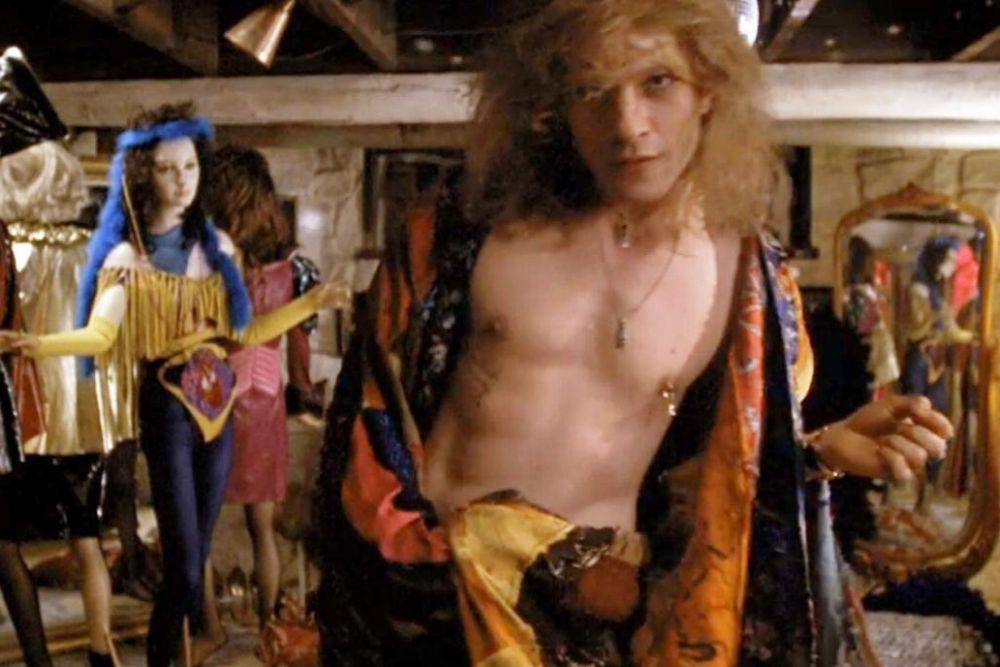 cuplikan adegan Buffalo Bill dalam film The Silence of the Lambs (dok. Strong Heart Productions/The Silence Of the Lambs)
