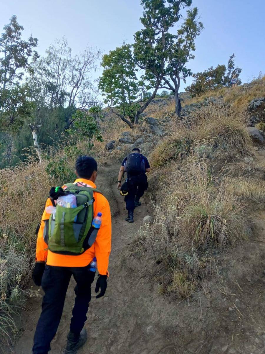 Tim SAR gabungan mencari WNA Rusia yang hilang di Gunung Rinjani. (dok. SAR Mataram)