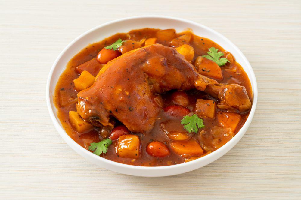 ilustrasi chicken stew (vecteezy.com/topntp26)