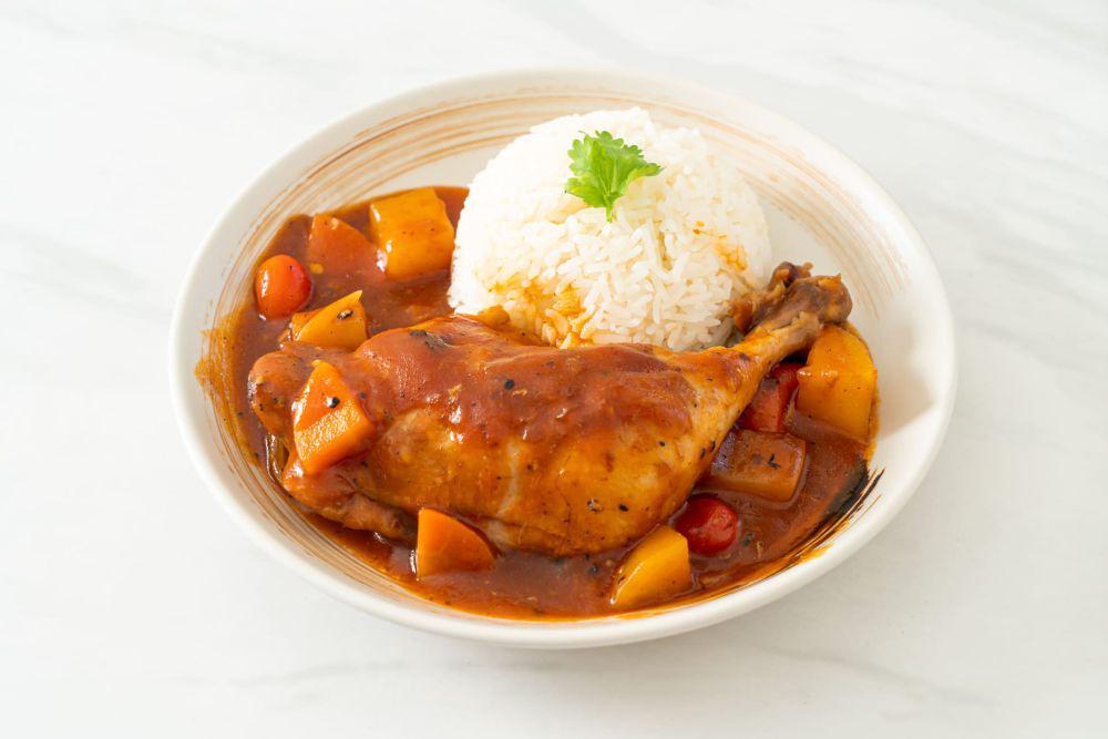 ilustrasi chicken stew dan nasi (vecteezy.com/topntp26)