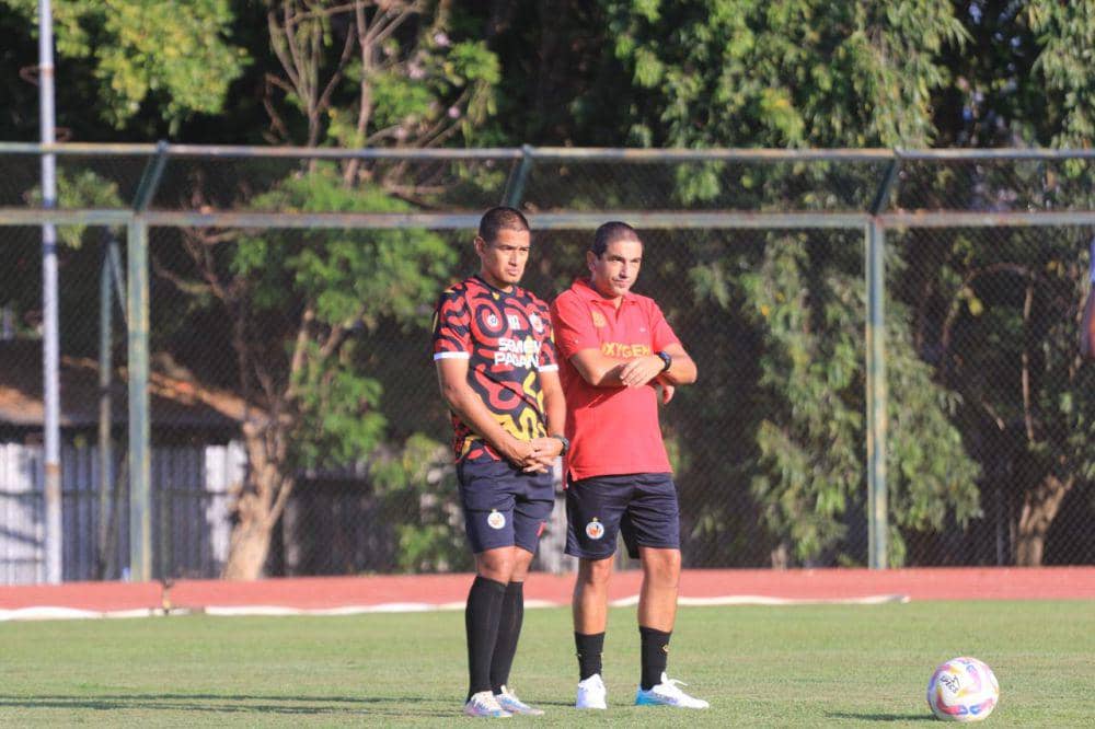 Eduardo Almeida bersama Hengki Ardiles memperhatikan pemain yang sedang latihan (Foto: Semen Padang FC)