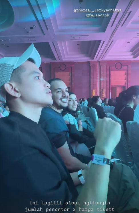 Citra Kirana dan Rezky konser Brian McKnight (Instagram.com/citraciky)