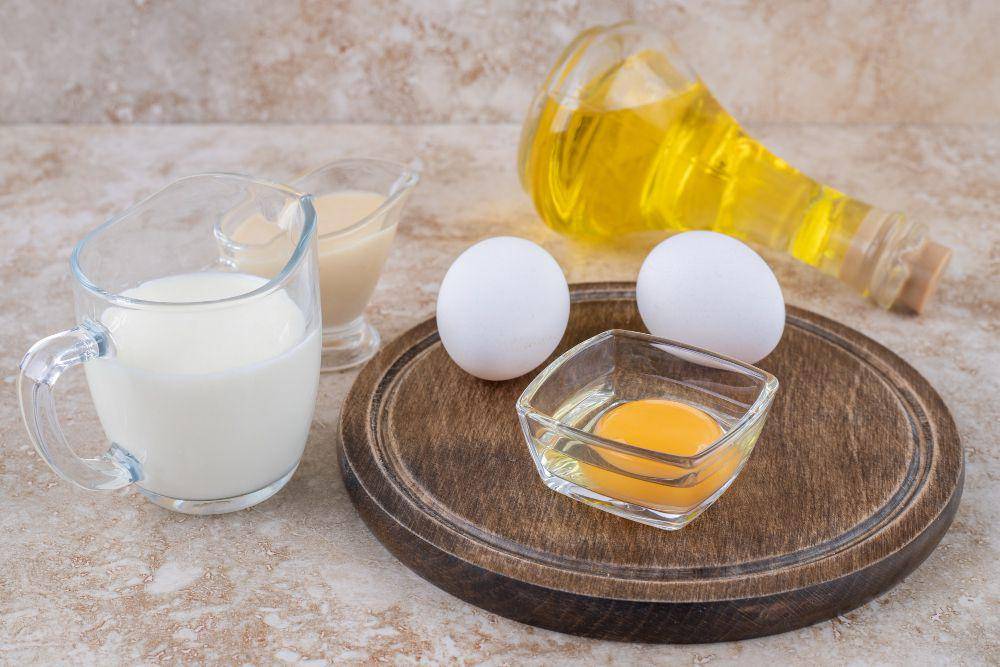 ilustrasi telur, minyak goreng dan air (freepik.com/azerbaijan_stockers )