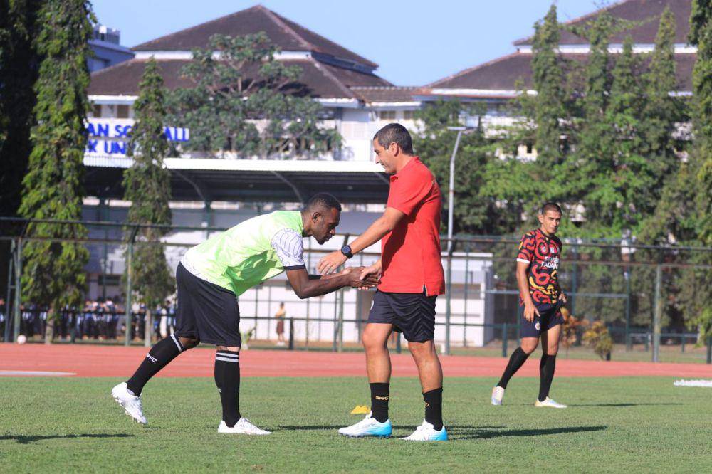Eduardo Almeida mulai melatih tim Semen Padang FC (Foto: Semen Padang FC)