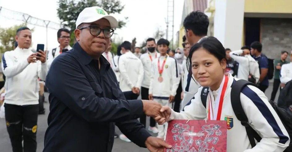 Rombongan kontingen PON Lampung disambut langsung Pj Gubernur Lampung Samsudin di VIP Bandara Radin Inten II, Sabtu (21/9/2024). (Dok. Biro Adpim Lampung).