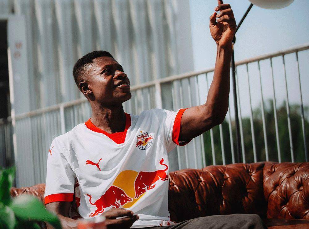Edmund Baidoo saat resmi bergabung dengan Red Bull Salzburg. (instagram.com/fcredbullsalzburg)