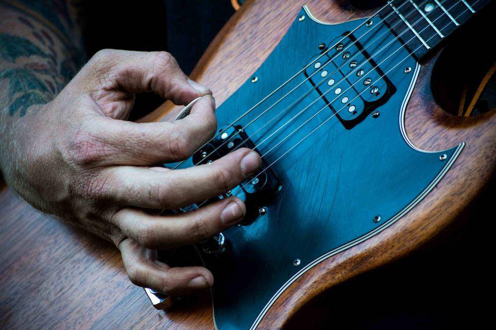 Ilustrasi bermain gitar (Drew Patrick Miller/Unsplash)