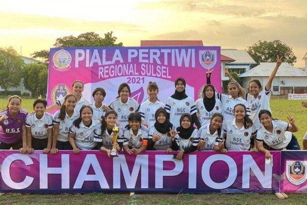 Para pemain tim RGC Foundation berpose bersama trofi Piala Pertiwi Sulsel 2021 yang mereka raih pada Oktober lalu. (Dok. RGC Foundation)