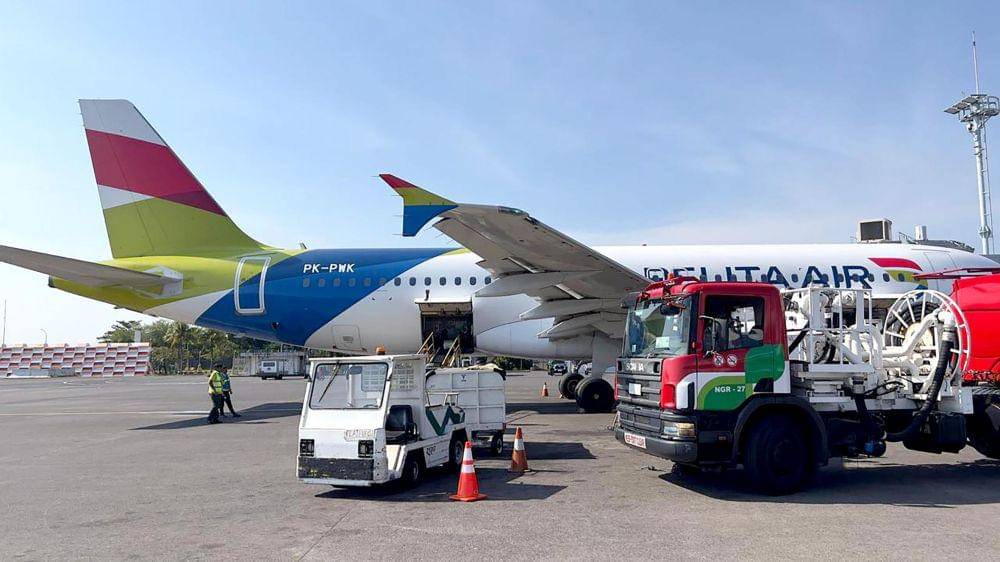 Medium service airline Pelita Air (kode penerbangan IP) meresmikan pengoperasian penerbangan komersial dengan Sustainable Aviation Fuel (SAF) melalui penerbangan rute penerbangan Denpasar–Jakarta pada Jumat (20/09/2024) atau bertepatan dengan rangkaian Bali International Air Show 2024 di Bali. (Dok. Pertamina)