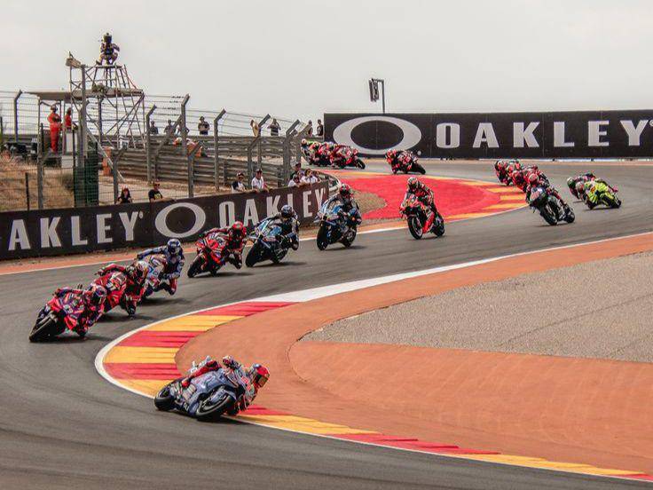 Pembalap motogp di lintasan (id.pinterest.com/wallpapersbydk)