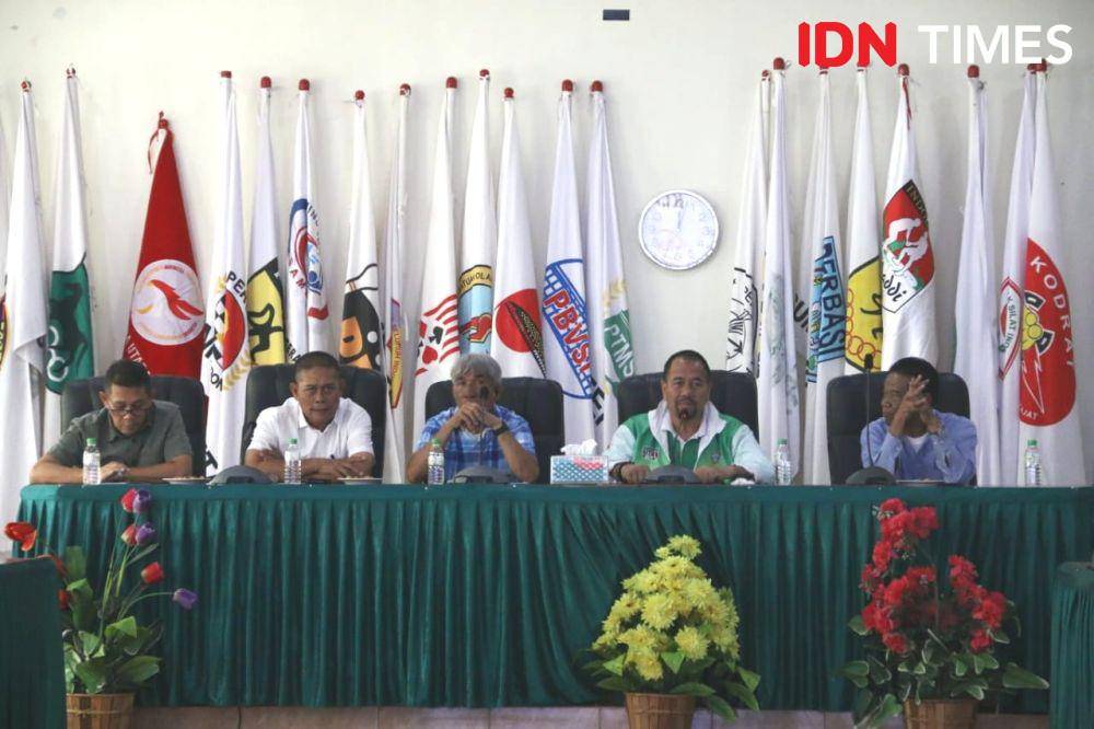 Ketua KONI Sumut John Ismadi Lubis bersama pengurus lain dan Kadispora Sumut Baharuddin Siagian saat temu pers bersama wartawan, Sabtu (21/9/2024) (IDN Times/Doni Hermawan)