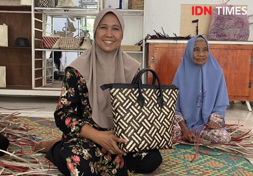 Helaian Daun Pandan Temani Tarian Jemari Para Puan Berdaya