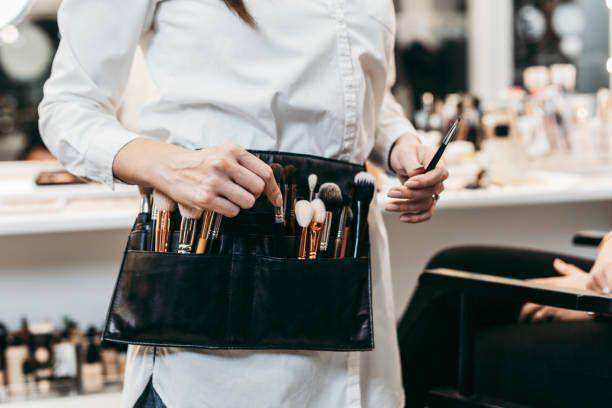 Ilustrasi make up artist. https://www.istockphoto.com/Group4Studio