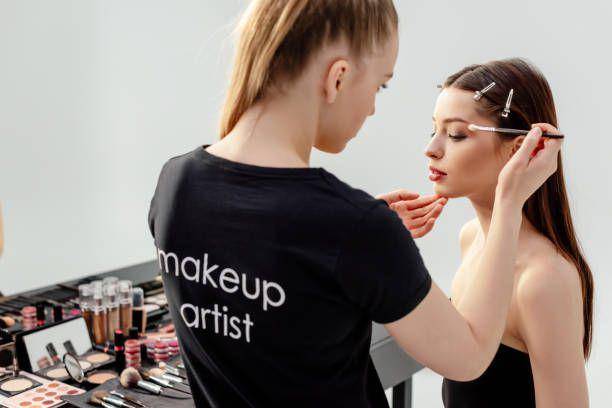 Ilustrasi make up artist. https://www.istockphoto.com/LightFieldStudios