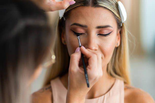 Ilustrasi make up artist. https://www.istockphoto.com/Georgijevic