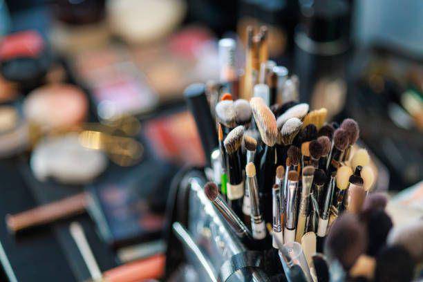 Ilustrasi make up artist. https://www.istockphoto.com/Baldpotato