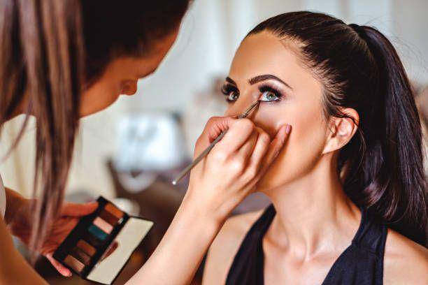 Ilustrasi make up artist. https://www.istockphoto.com/Sjale