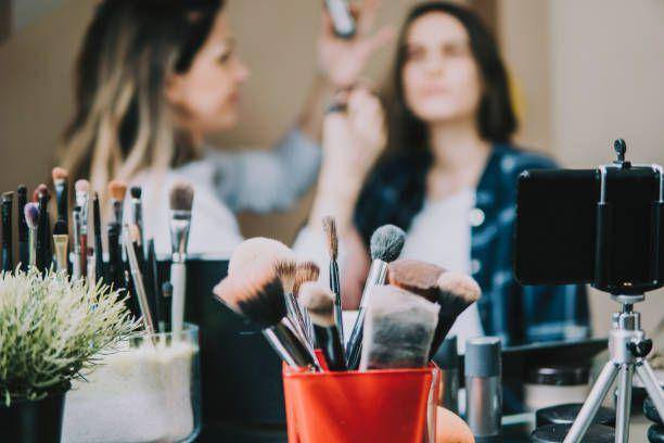 Ilustrasi make up artist. https://www.istockphoto.com/MilosBataveljic