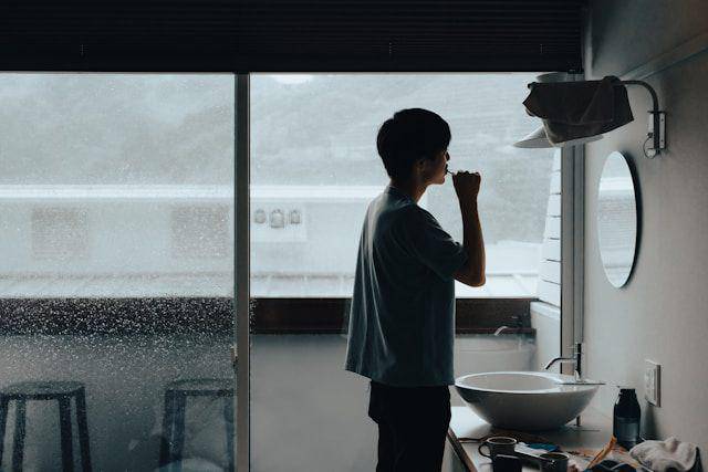 ilustrasi pria menggosok gigi (unsplash.com/Lute)