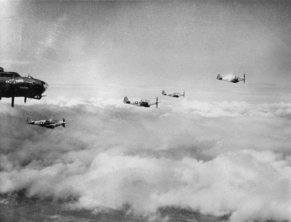 potret sejumlah P-51 Mustang yang sedang melakukan pengawalan terhadap pesawat pengebom B-17 "Flying Fortress" di tahun 1944 (commons.wikimedia.org/United States Army Air Forces)
