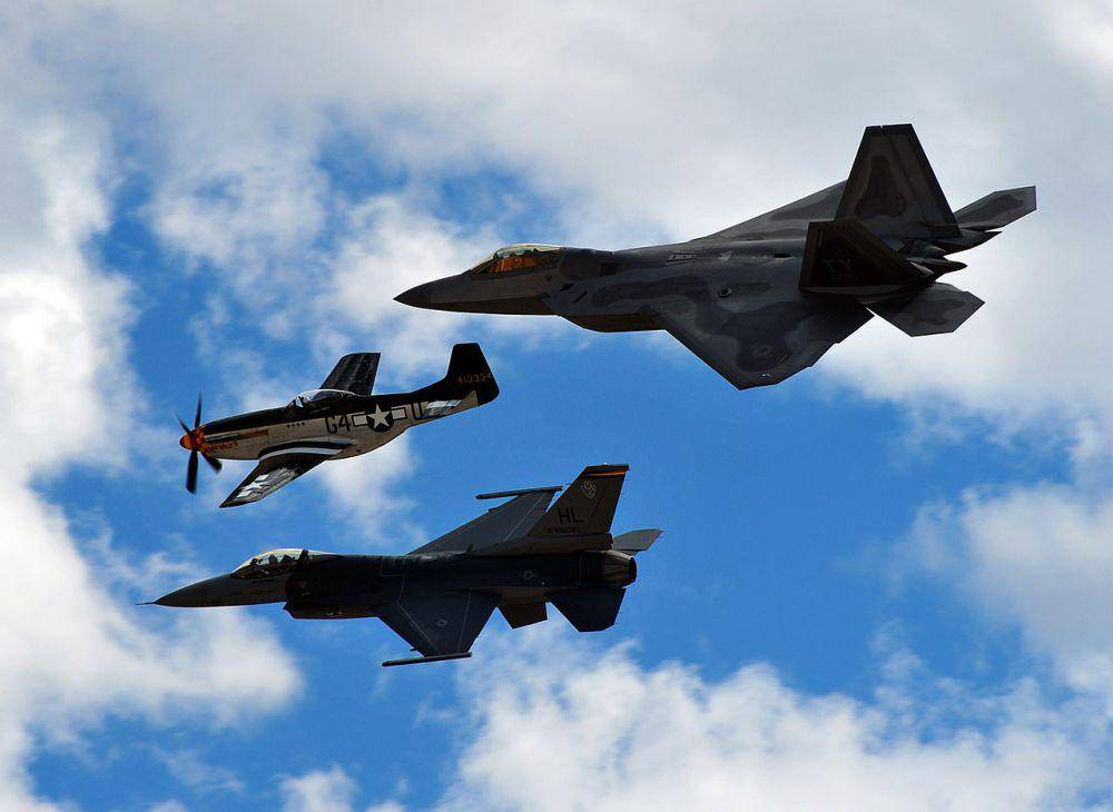 potret P-51 Mustang, F-16 dan jet tempur siluman F-22 Raptor yang sedang terbang formasi dalam acara MCAS Miramar Air Show di tahun 2010 (commons.wikimedia.org/Selefant)