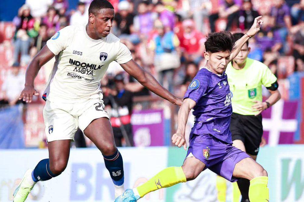 Persita Tangerang (putih) dalam laga melawan Persik Kediri pada pekan ke-5 Liga 1 2024/2025. (instagram.com/persikfcofficial)
