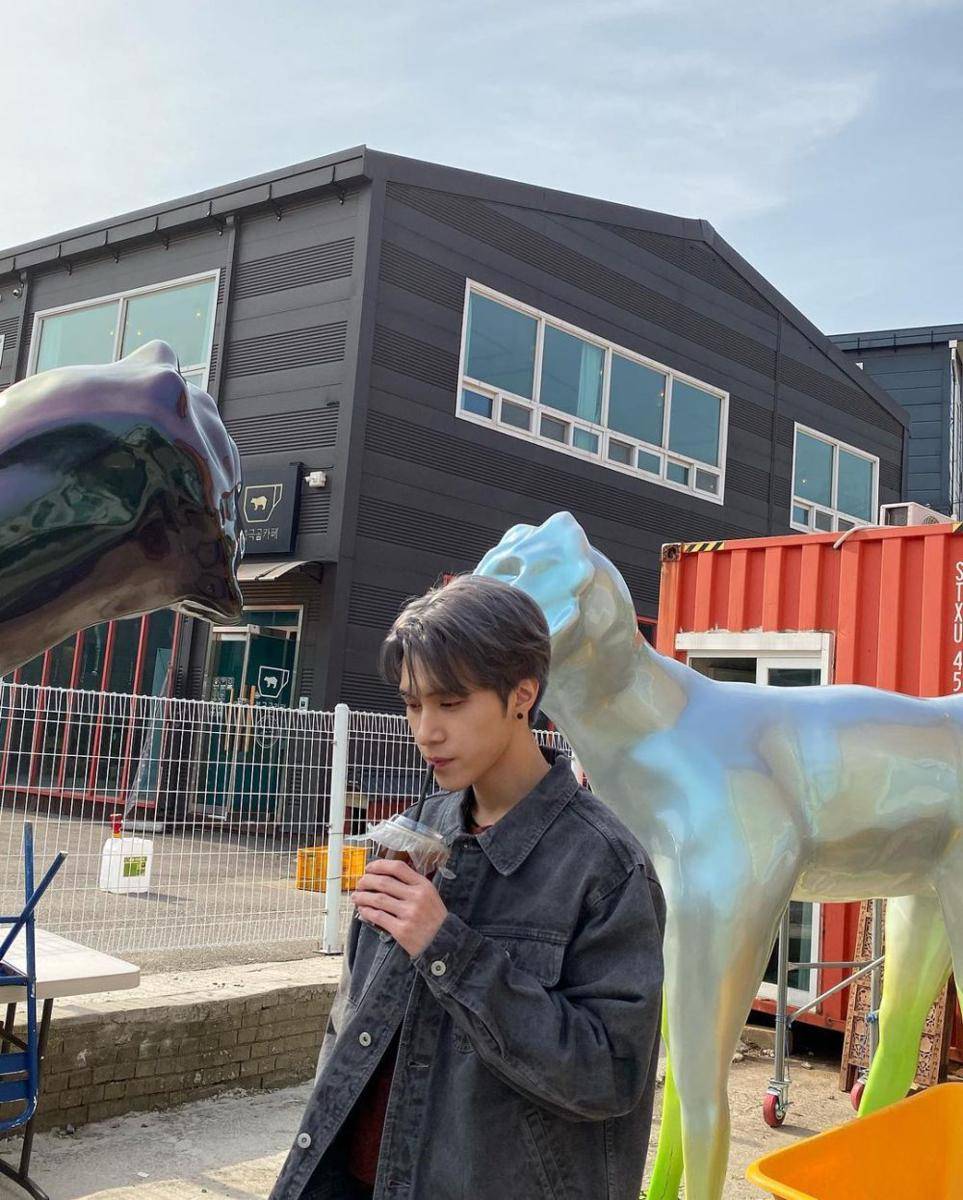 outfit liburan ala Hendery WayV (instagram.com/i_m_hendery)