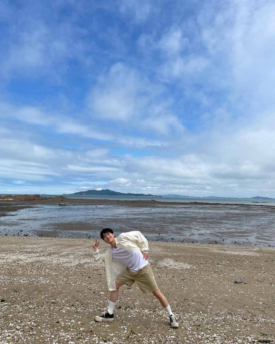 outfit liburan ala Hendery WayV (instagram.com/i_m_hendery)
