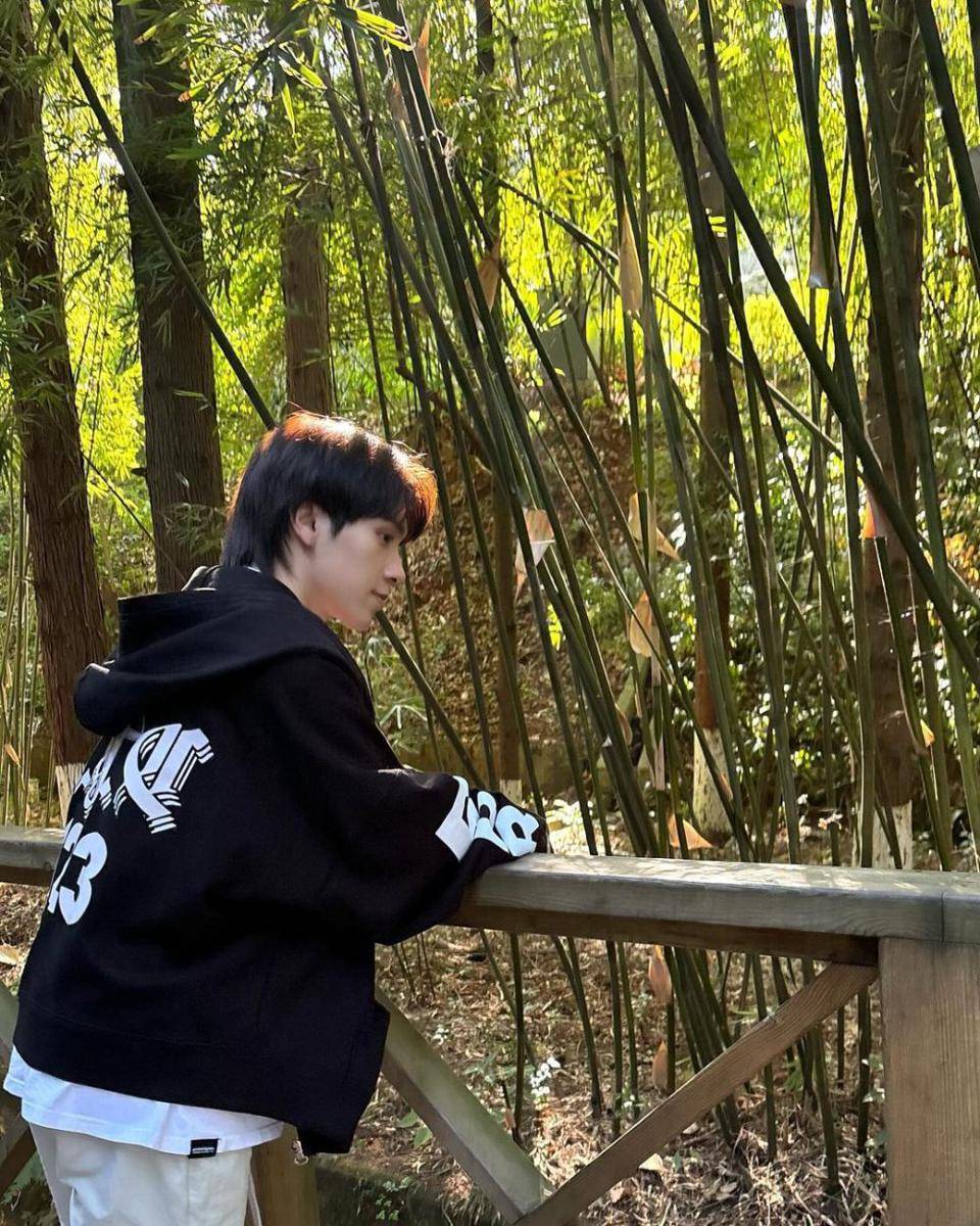 outfit liburan ala Hendery WayV (instagram.com/i_m_hendery)