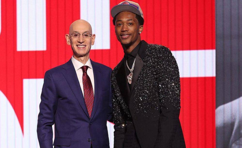 Ronald Holland II (kanan) bersama Komisaris NBA pada NBA Draft 2024. (instagram.com/detroitpistons)