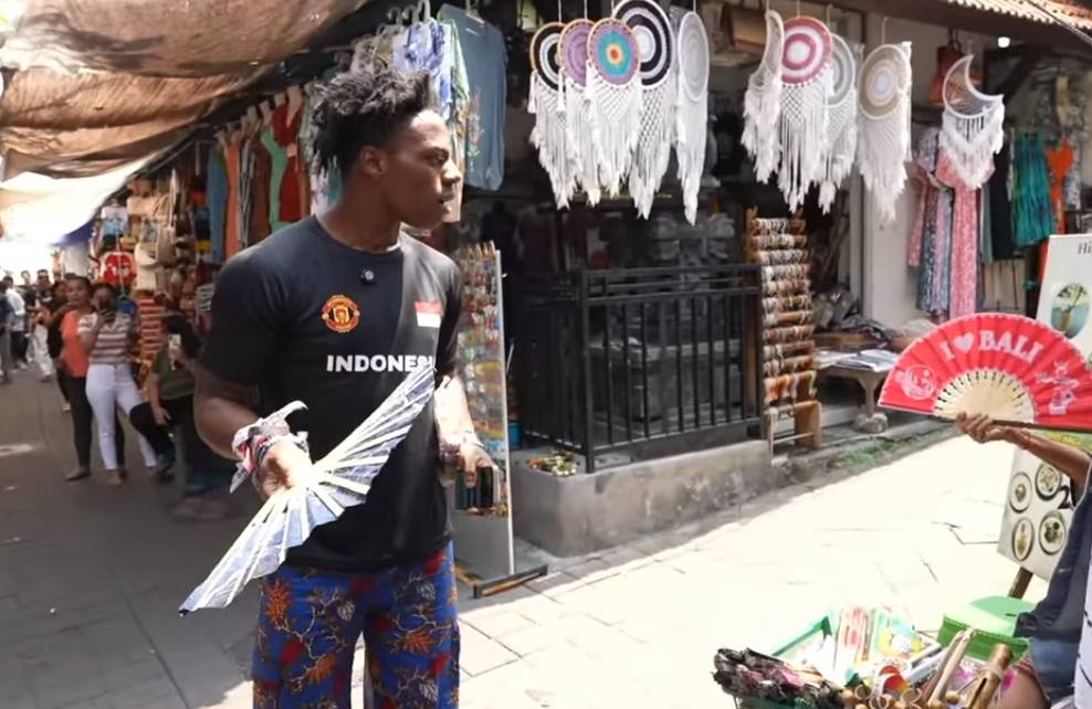 IShowSpeed saat mengunjungi Pasar Ubud, Gianyar. (YouTube.com/IShowSpeed)