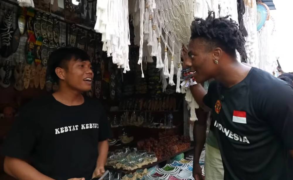 IShowSpeed saat mendekati warga yang menyebut nama Messi. (YouTube.com/IShowSpeed)