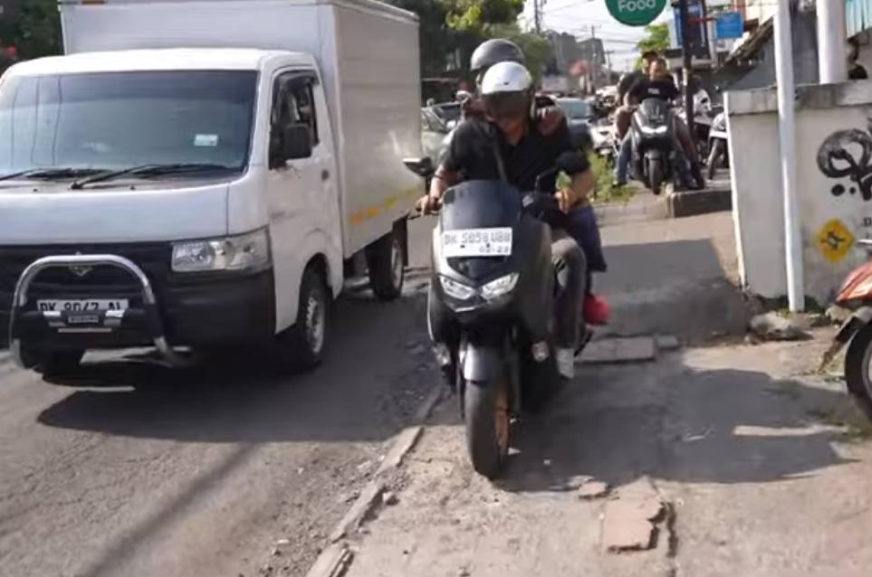 IShowSpeed saat berkendara sepeda motor di Ubud. (YouTube.com/IShowSpeed)