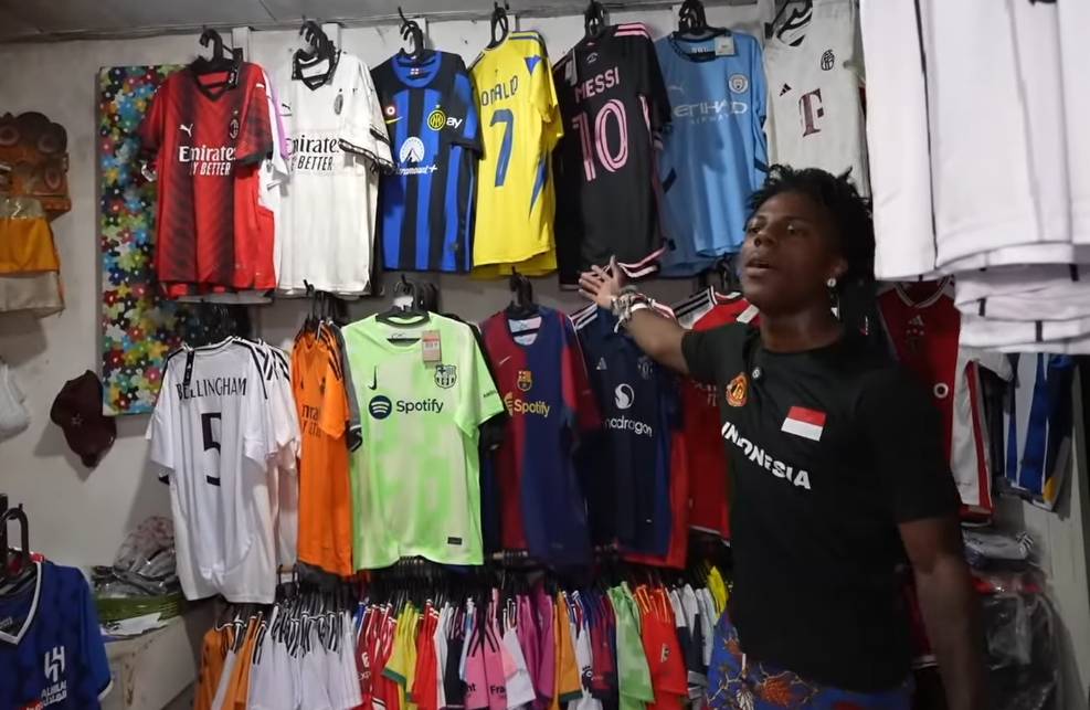 IShowSpeed saat mengetahui jersey Cristiano Ronaldo berdampingan dengan Lionel Messi. (YouTube.com/IShowSpeed)