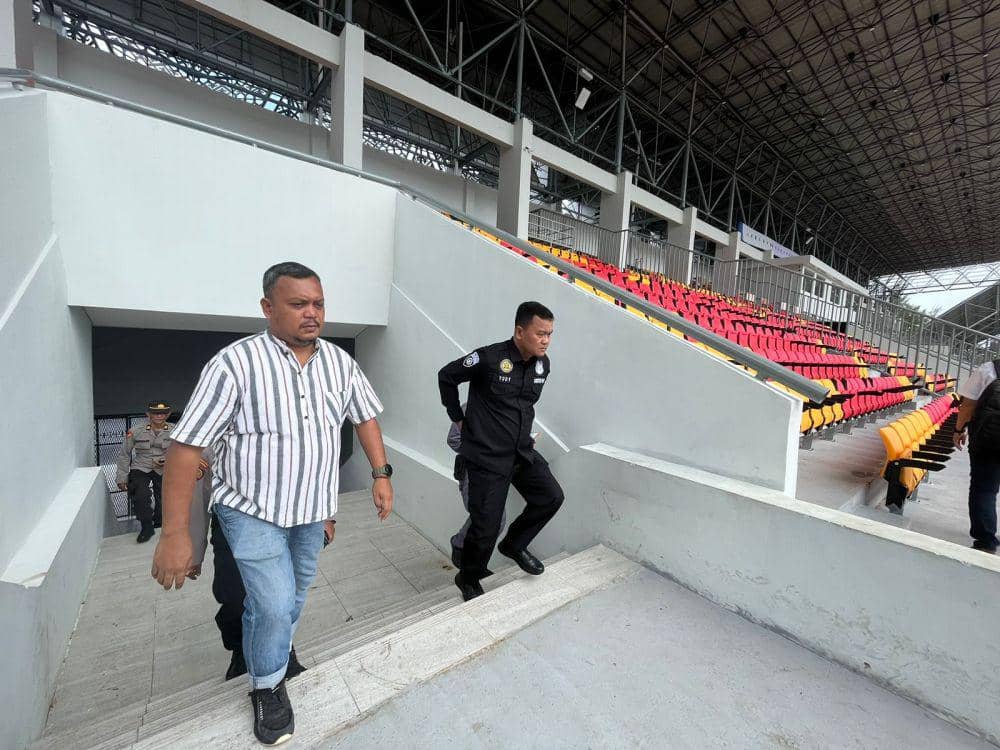 Sekretaris Umum Persiraja, Rahmat Djailani, saat meninjau Stadion Harapan Bangsa, Kota Banda Aceh. (Dokumentasi MO Persiraja Banda Aceh untuk IDN Times)