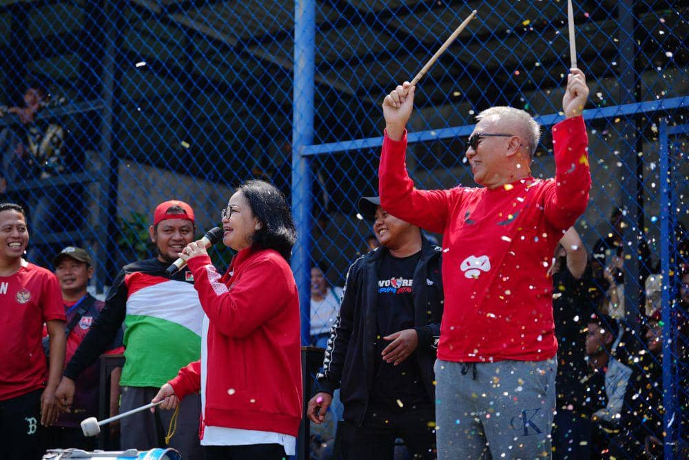 Bakal calon Wali Kota Semarang, Agustina Wilujeng bersama Semarang Extreme (Snex) Turnamen Mini Soccer di lapangan Mini Soccer Manyaran, Kota Semarang, Sabtu (21/9/2024). (IDN Times/bt)