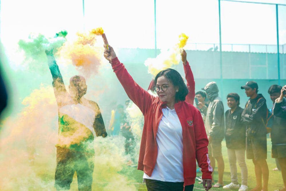 Bakal calon Wali Kota Semarang, Agustina Wilujeng bersama Semarang Extreme (Snex) Turnamen Mini Soccer di lapangan Mini Soccer Manyaran, Kota Semarang, Sabtu (21/9/2024). (IDN Times/bt)