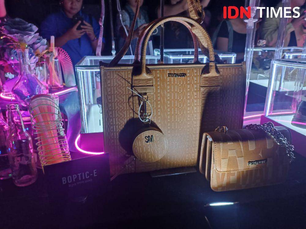 Koleksi Fall Winter 2024 Steve Madden yang ditampilkan di Queens Head Jakarta dengan tema Steve Madden Clubhouse. 20 September 2024. (IDN Times/M. Tarmizi Murdianto