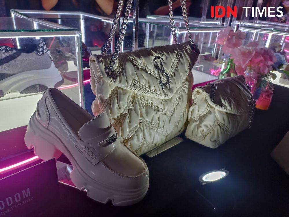 Koleksi Fall Winter 2024 Steve Madden yang ditampilkan di Queens Head Jakarta dengan tema Steve Madden Clubhouse. 20 September 2024. (IDN Times/M. Tarmizi Murdianto