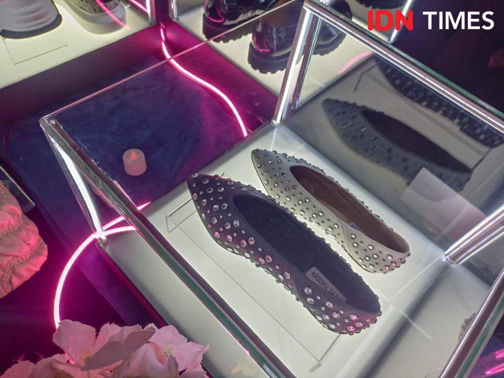 Koleksi Fall Winter 2024 Steve Madden yang ditampilkan di Queens Head Jakarta dengan tema Steve Madden Clubhouse. 20 September 2024. (IDN Times/M. Tarmizi Murdianto