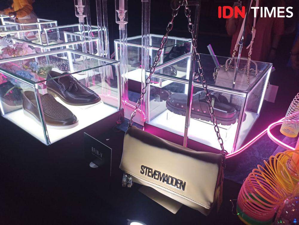 Koleksi Fall Winter 2024 Steve Madden yang ditampilkan di Queens Head Jakarta dengan tema Steve Madden Clubhouse. 20 September 2024. (IDN Times/M. Tarmizi Murdianto