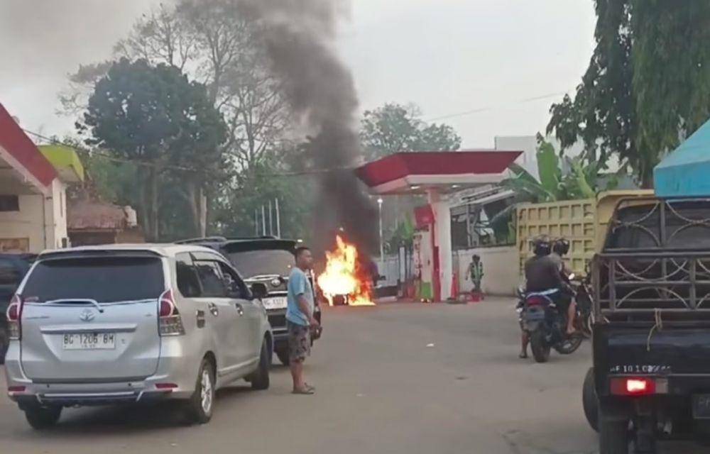 Sepeda motor yang terbakar di SPBU Sekayu. (IDN Times/istimewa)