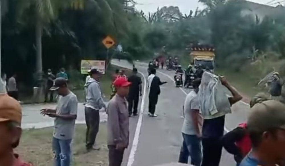 Sejumlah massa melakukan aksi protes di Jalintengsum. (IDN Times/istimewa)