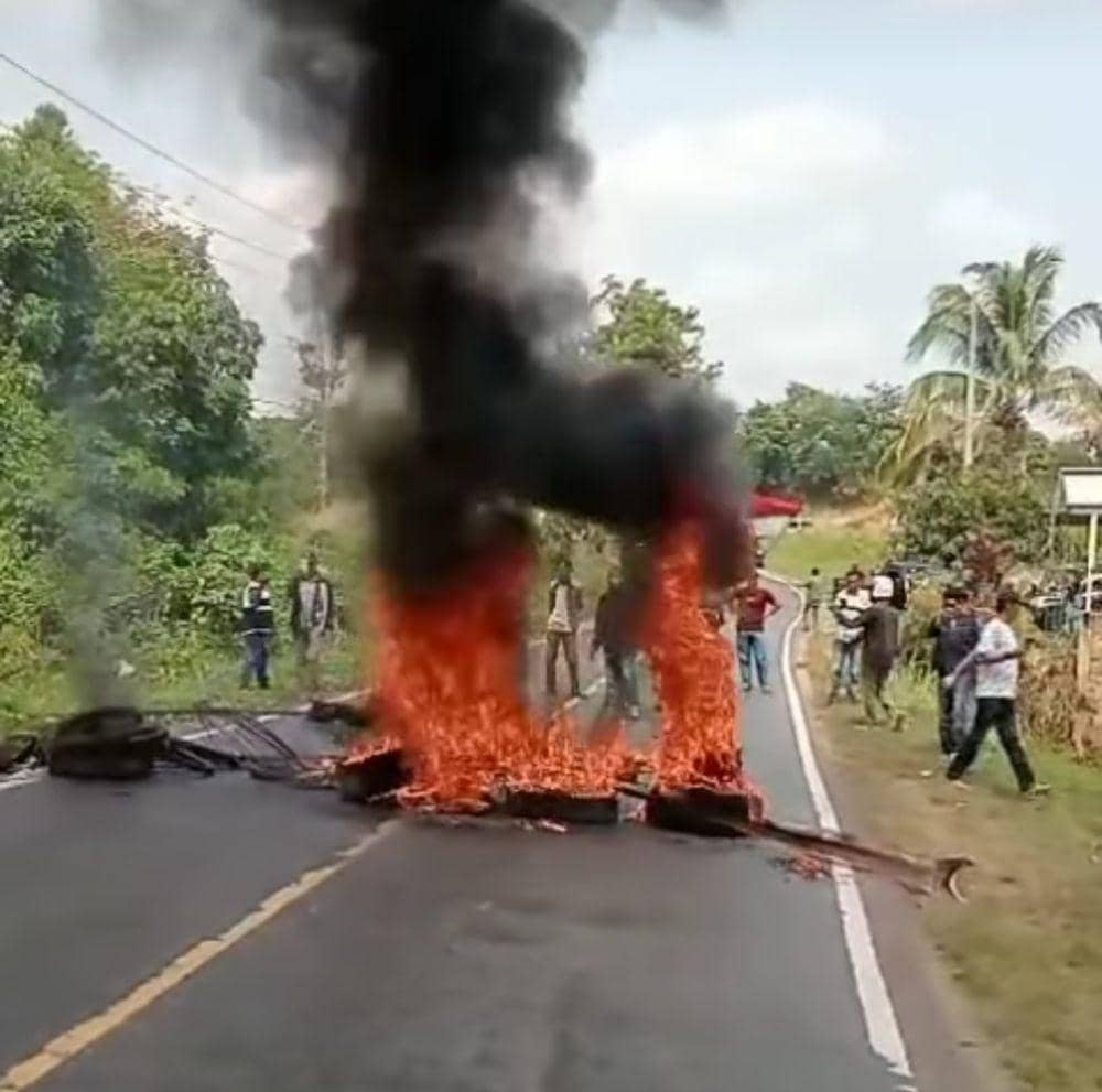 KPU Empat Lawang Gugurkan HBA-Henny, Massa Bakar Ban