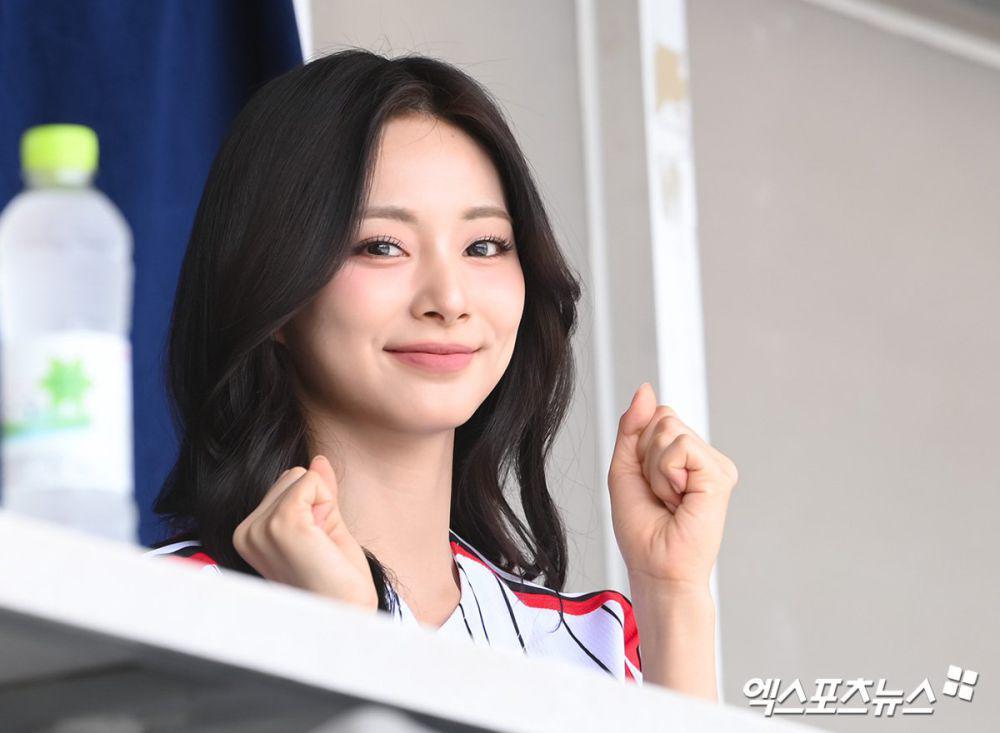 7 Potret Tzuyu TWICE Hadiri Liga KBO Shinhan Bank SOL 2024, Memukau!
